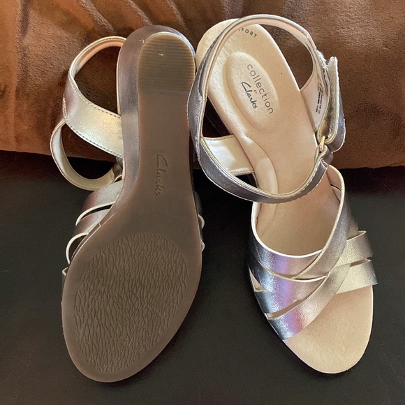 Clark’s 3” strappy sandals in soft gold w/velcro closure. - Picture 2 of 3